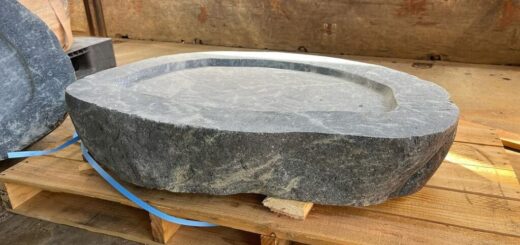 石を輪切りにして、水溜まりを作って水鉢を製作しました