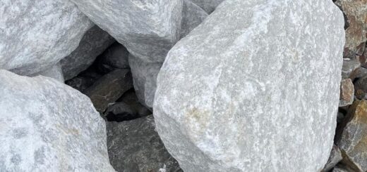 かなり真っ白な石大理石系の石