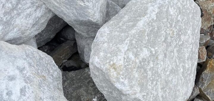 かなり真っ白な石大理石系の石