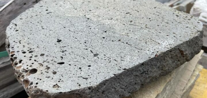 溶岩ポーラス飛石　300mm