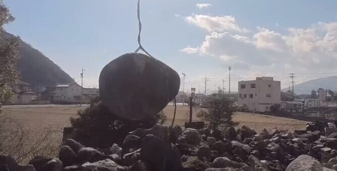 庭石の山からお客さんの選んだ庭石を玉掛けして吊り出す part4