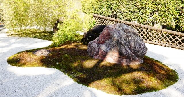 【庭石】赤石の縁起と価値を徹底解剖！種類・選び方から開運効果を高める配置まで