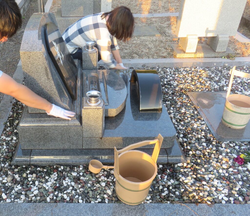 【玉砂利の完全ガイド】庭のプロが選び方からDIYでの敷き方、おしゃれな活用法まで徹底解説 8 お墓の玉砂利