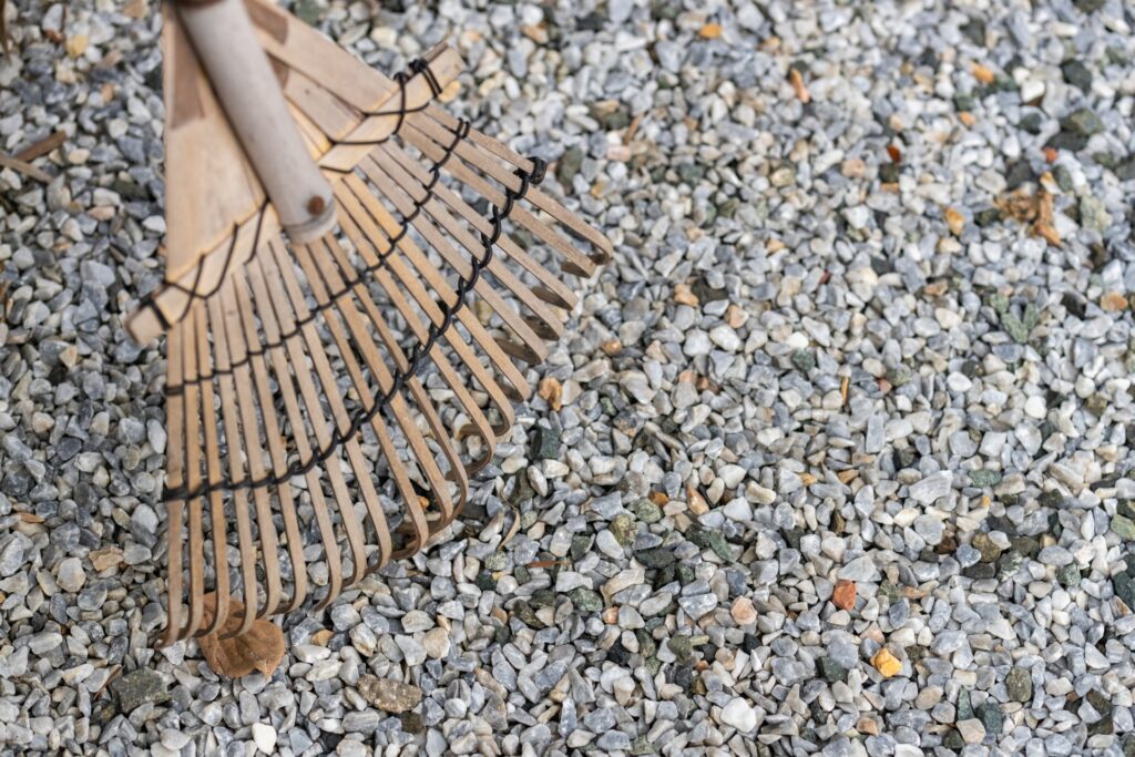 【玉砂利の完全ガイド】庭のプロが選び方からDIYでの敷き方、おしゃれな活用法まで徹底解説 9 砂利上の掃除