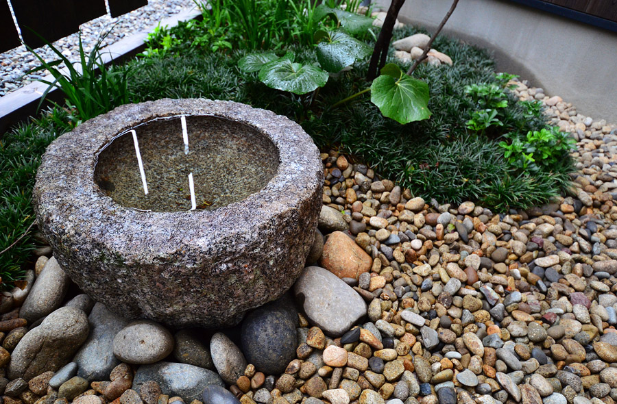 【玉砂利の完全ガイド】庭のプロが選び方からDIYでの敷き方、おしゃれな活用法まで徹底解説 6 天然の川砂利