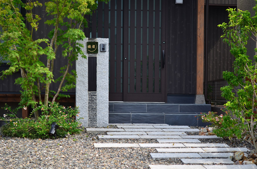 【玉砂利の完全ガイド】庭のプロが選び方からDIYでの敷き方、おしゃれな活用法まで徹底解説 7 ブラウン天然川砂利