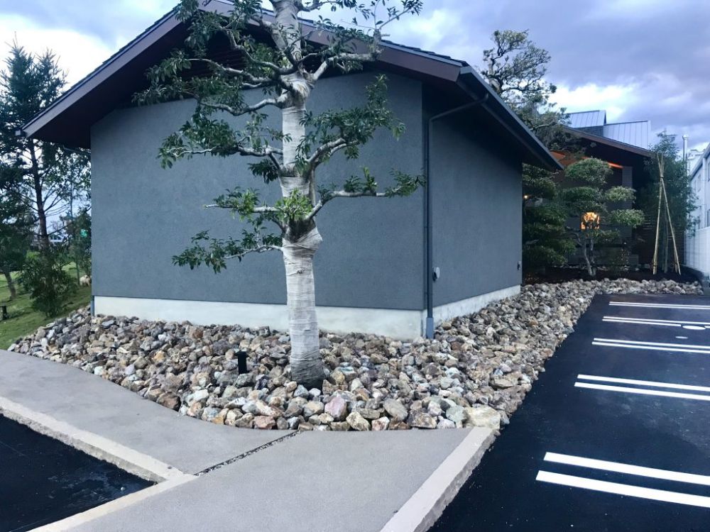 工場・倉庫・新社屋・店舗の外構に砂利・割栗石を使うとき、積算担当者が最初に確認すべき5つのこと 2 店舗の外観を割栗石で飾る